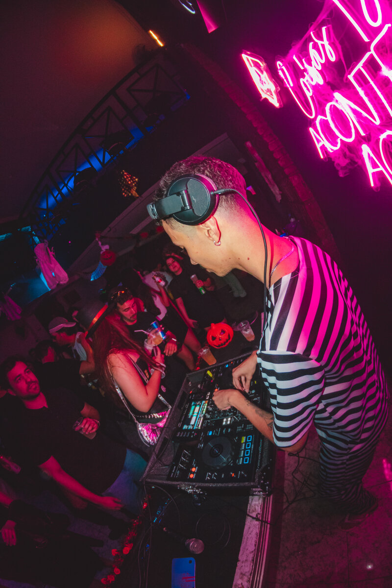 DJ Matsukas sob luz neon rosa