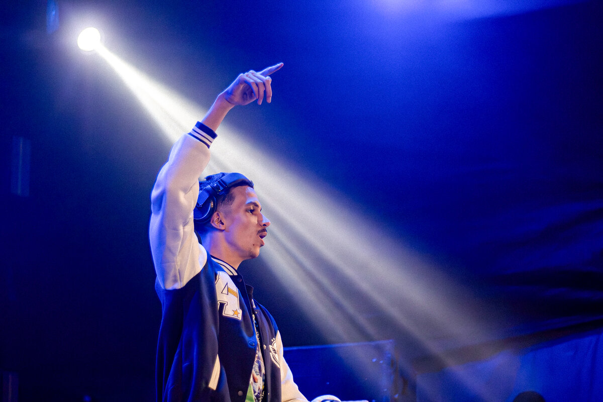 DJ Matsukas de perfil apontando para cima