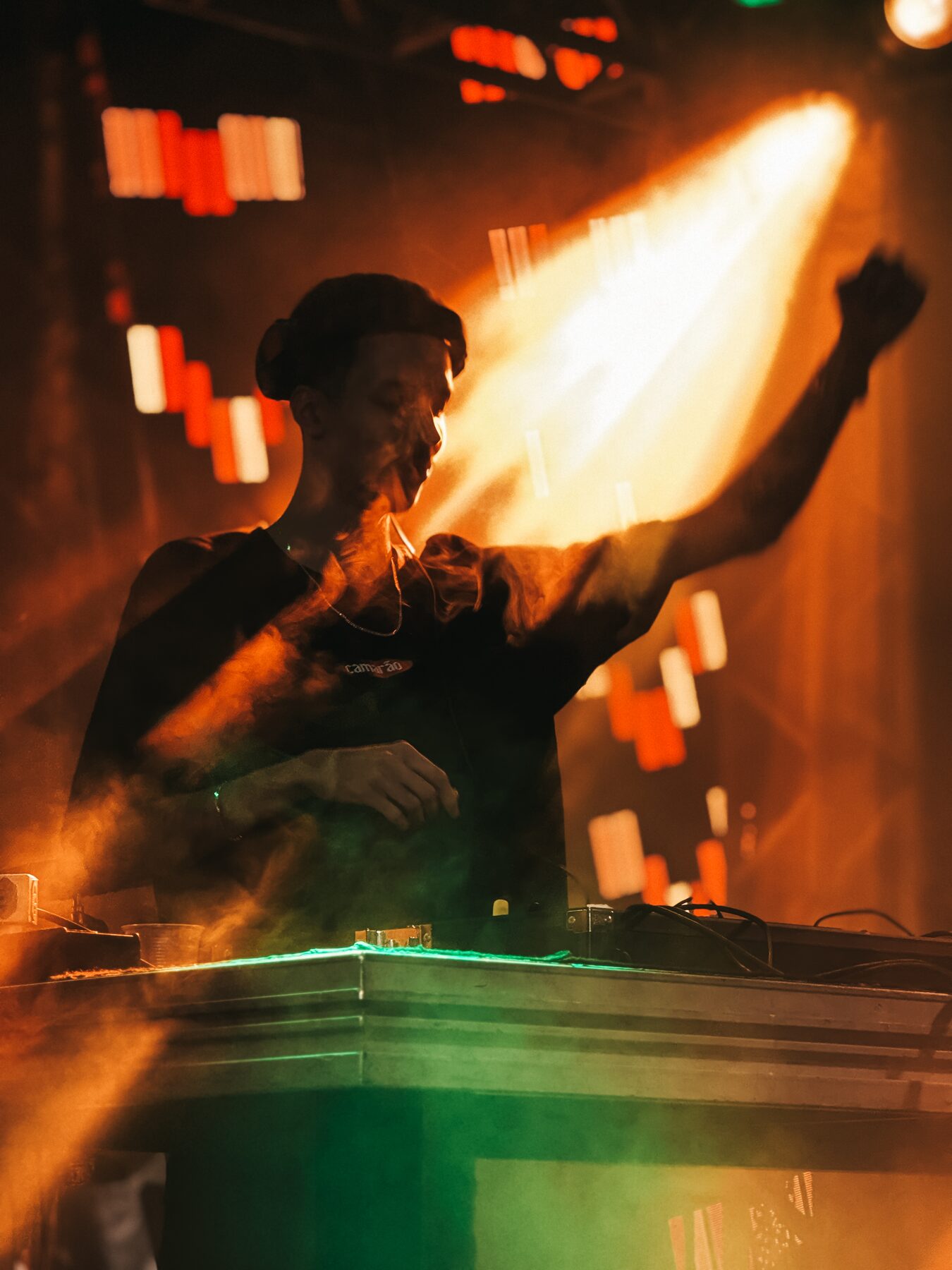 DJ Matsukas tocando ao vivo, iluminação neon