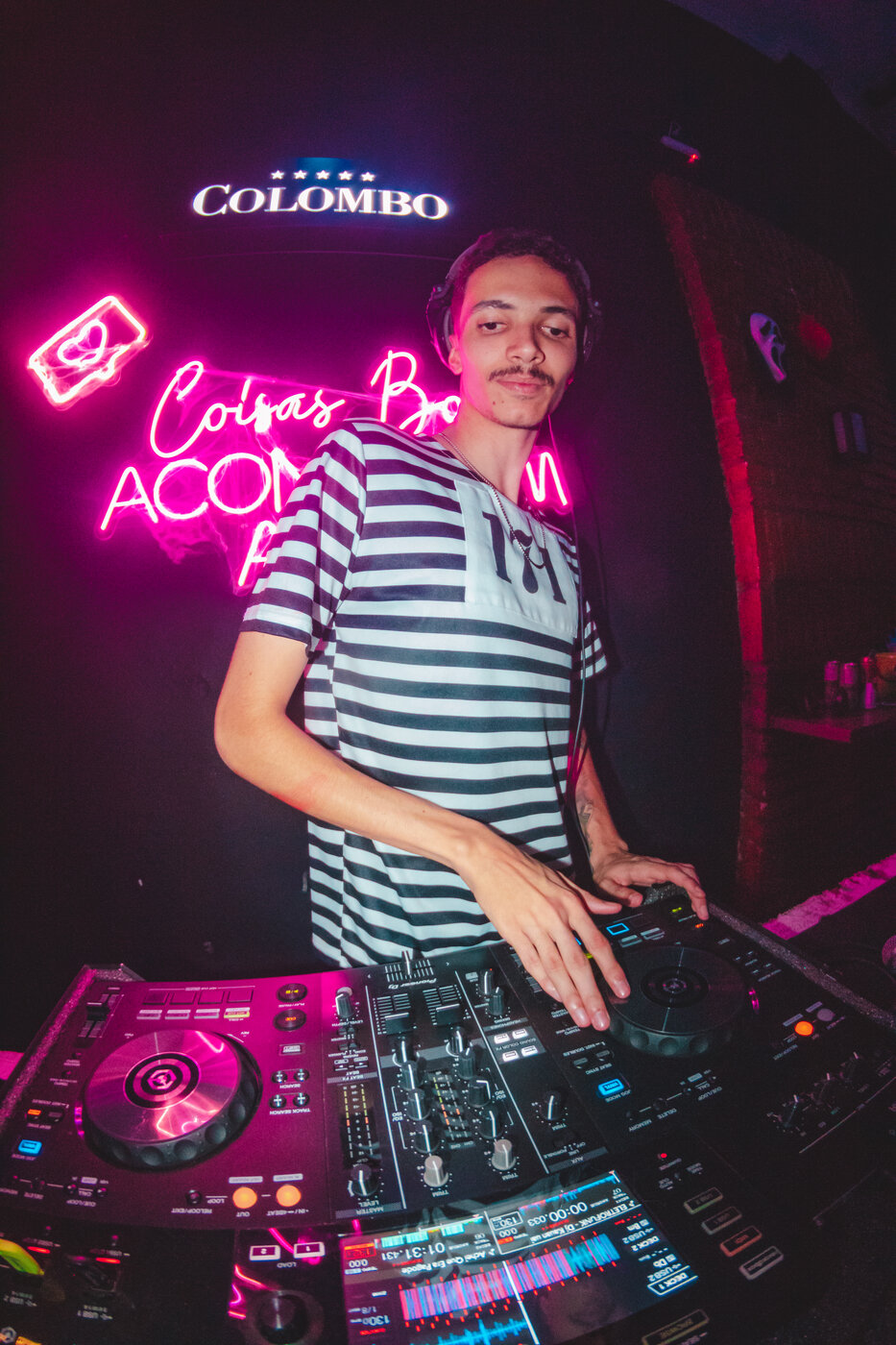 DJ Matsukas em cabine neon