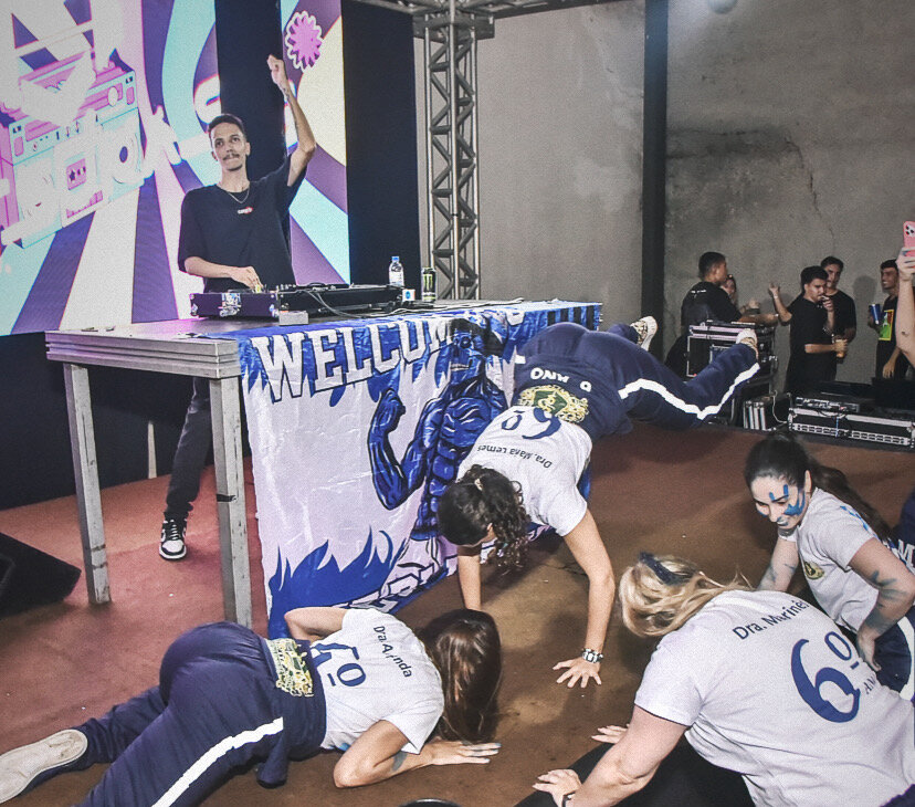 DJ Matsukas interagindo com o público